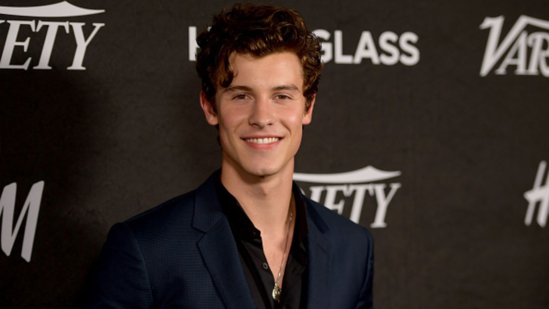 Novo affair? Shawn Mendes é flagrado com quiroprata de 50 anos e levanta rumores de namoro