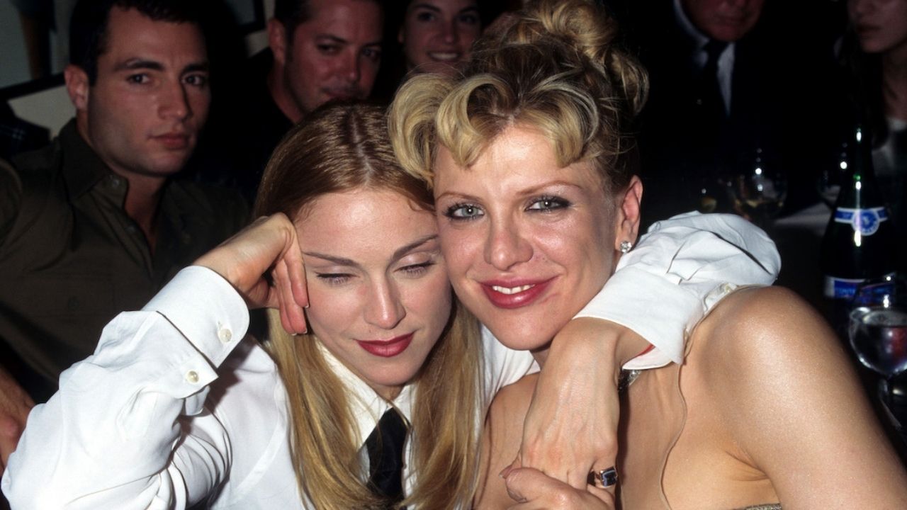 O histórico dia em que Courtney Love atacou Madonna com um pó compacto e outros climões