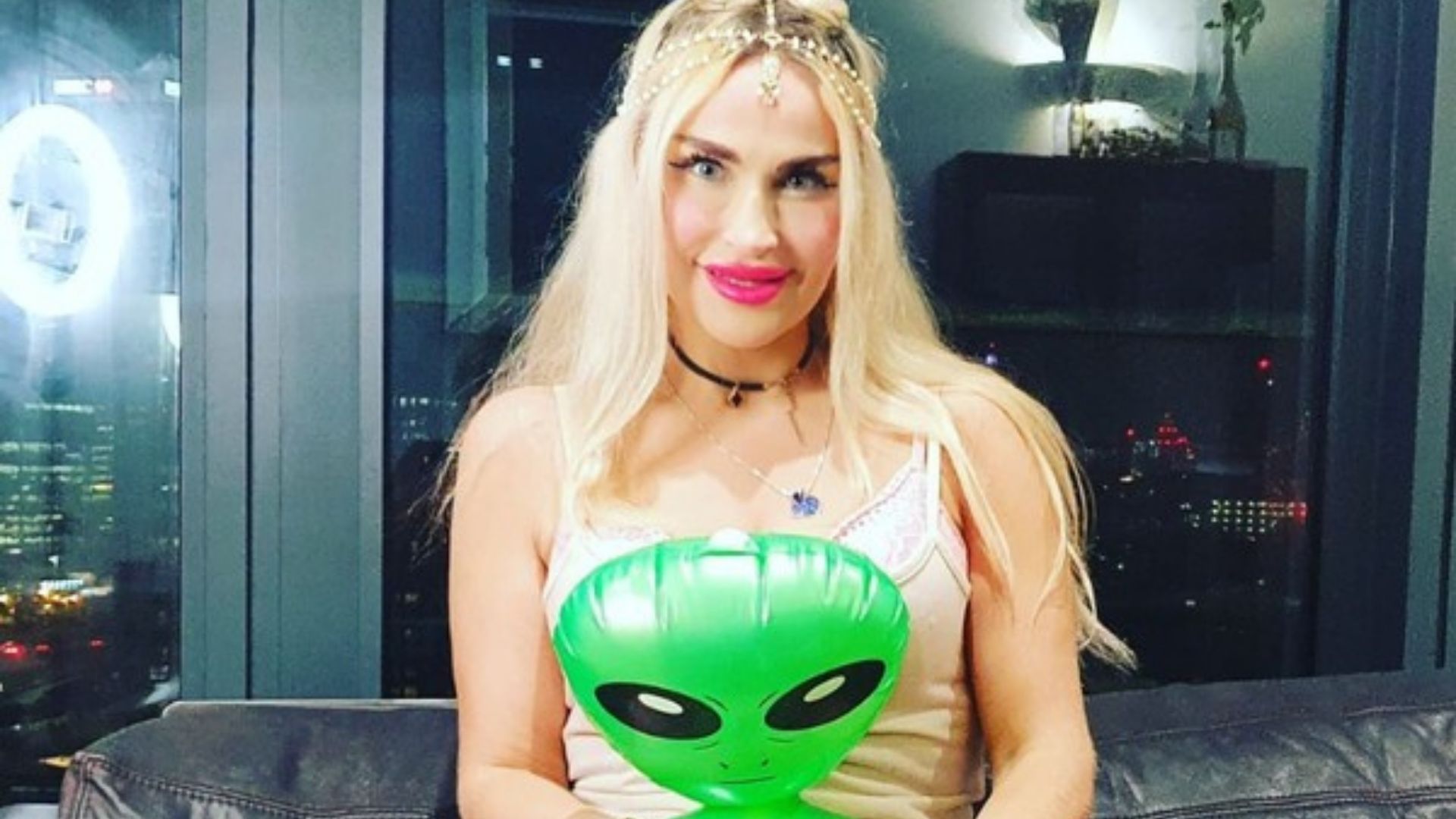 Oi? Atriz revela namoro com alienígena: “Cansada de homens”