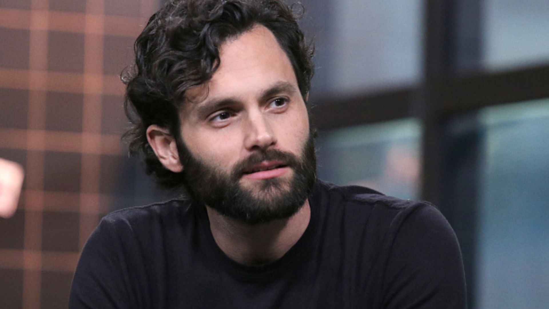 Penn Badgley detona romantização de serial killers reais pela Netflix