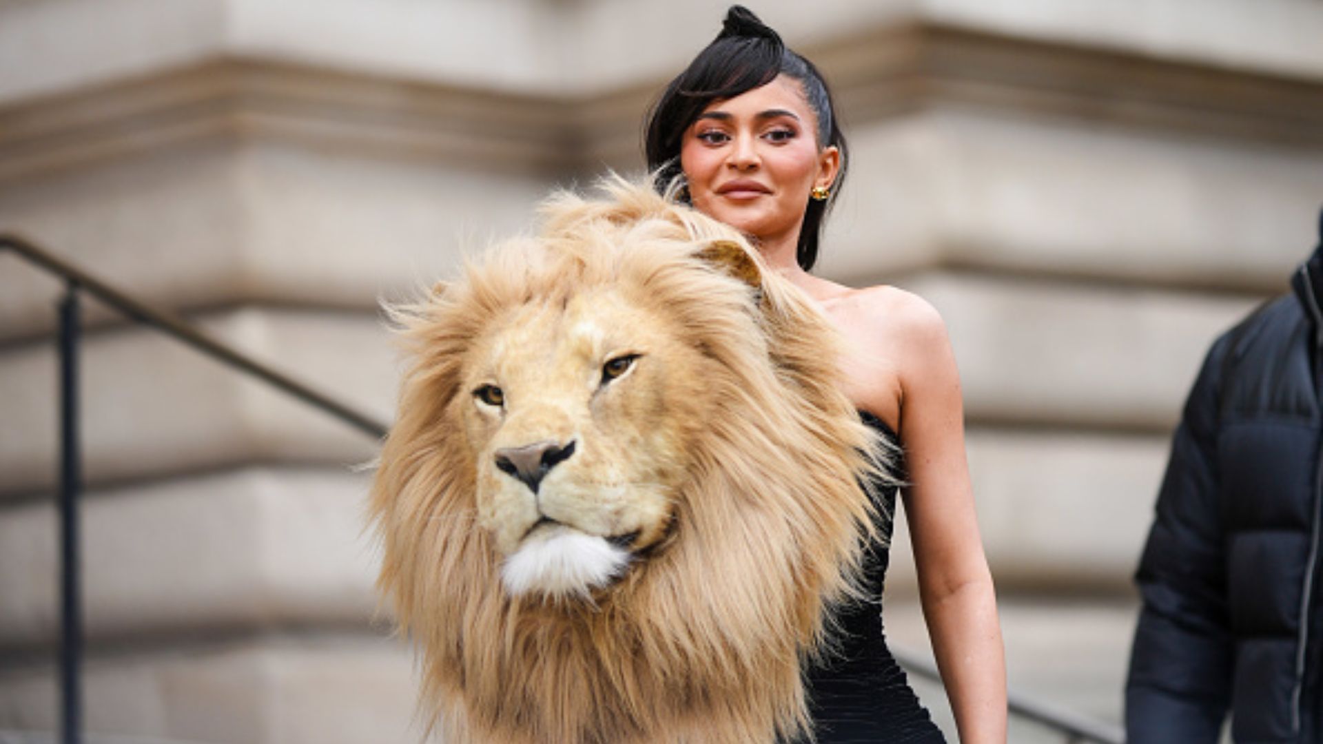PETA defende vestido com cabeça de leão usado por Kylie Jenner