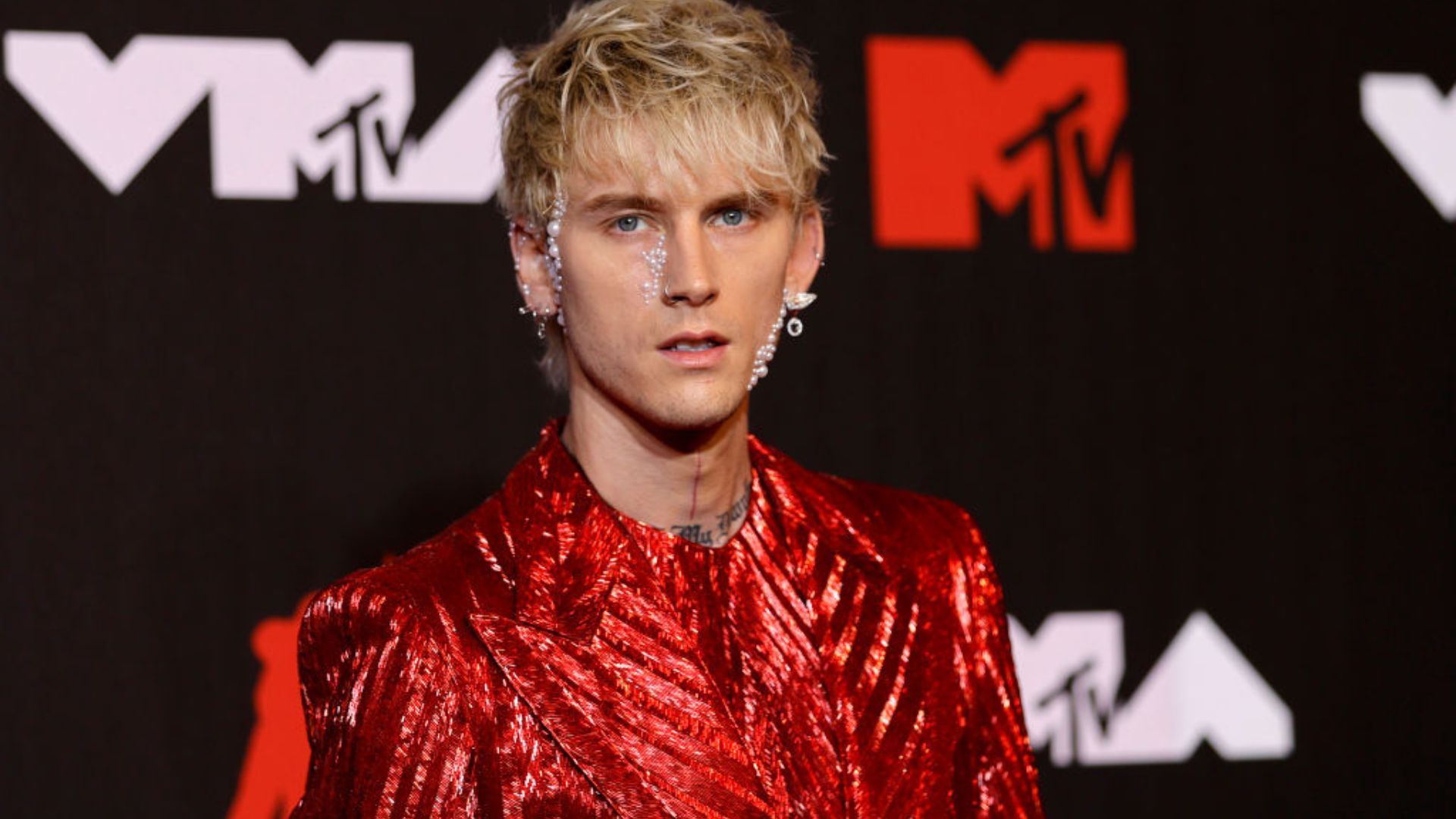 Por que Machine Gun Kelly quebrou uma taça na própria cabeça?