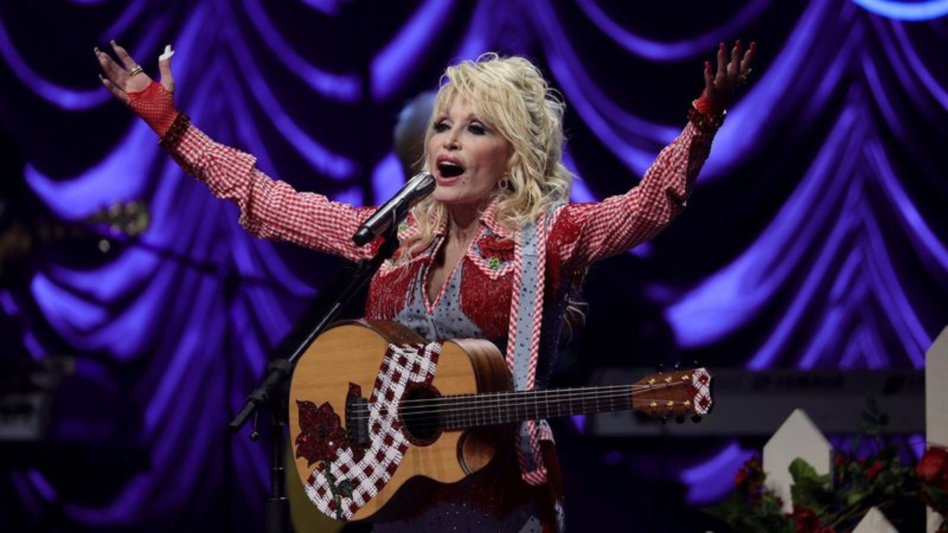 Por que perucas de Dolly Parton têm bolso secreto?