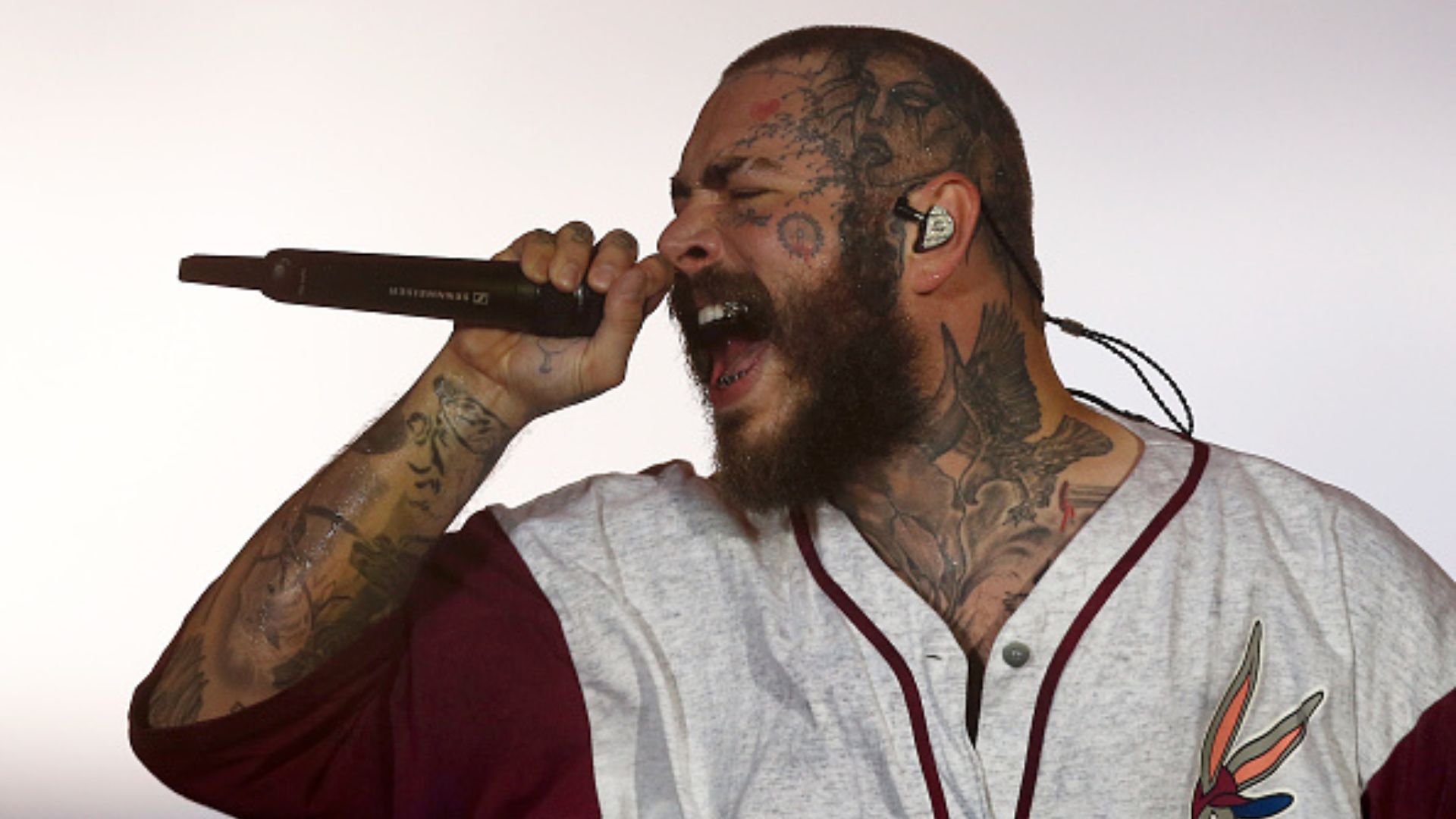 Post Malone é proibido de entrar em balada por causa de tatuagens no rosto
