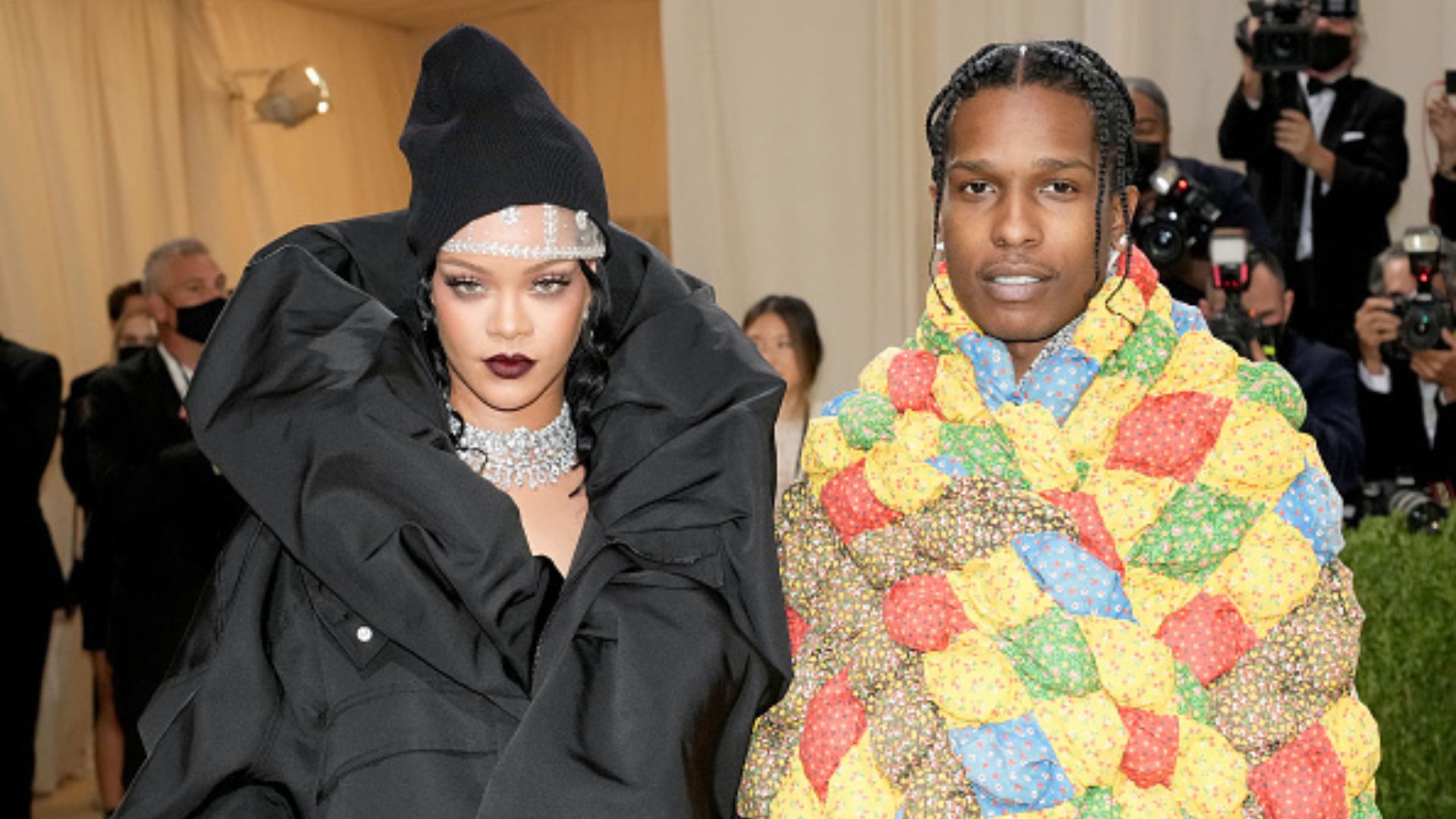 Rihanna foi obrigada a divulgar fotos do filho; entenda