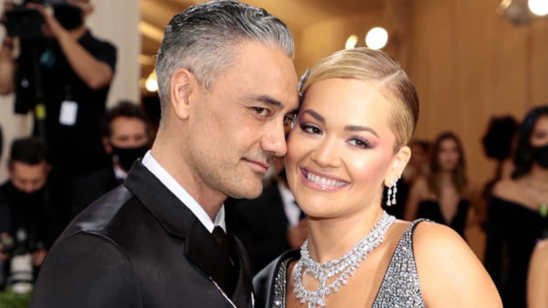 Revoltada, Rita Ora se pronuncia sobre rumores de que vive trisal