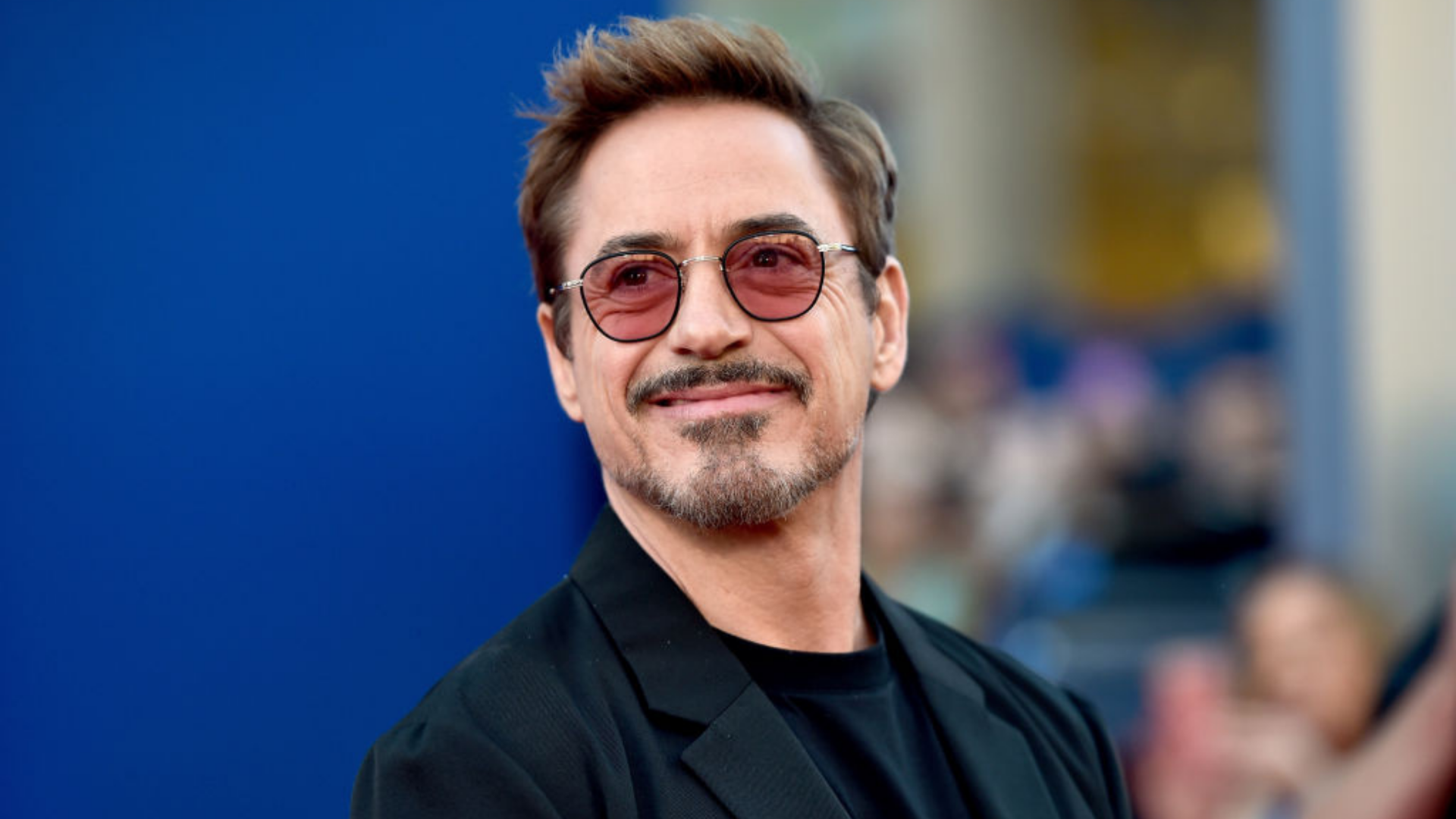 Robert Downey Jr está irreconhecível em visual inédito para filme