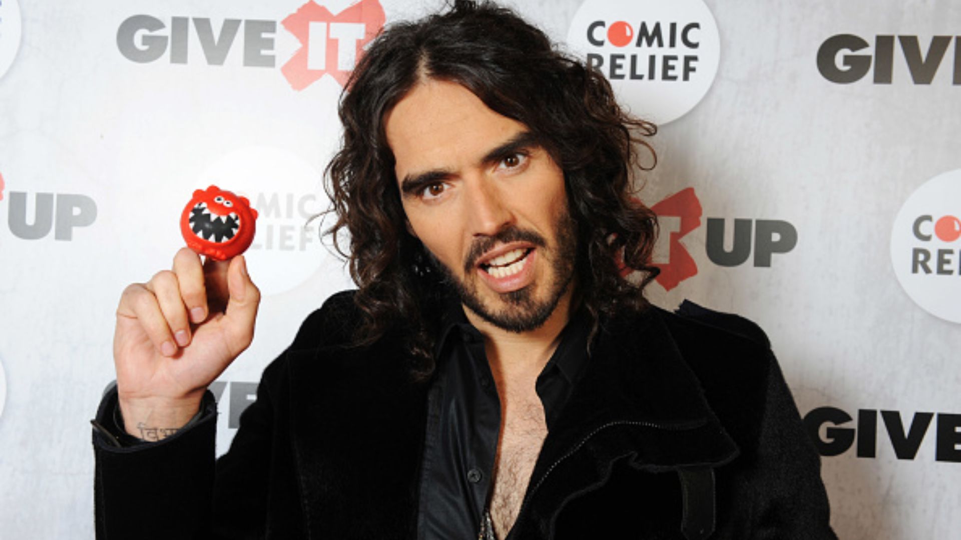 Russell Brand é acusado de estupro, agressão sexual e abuso emocional