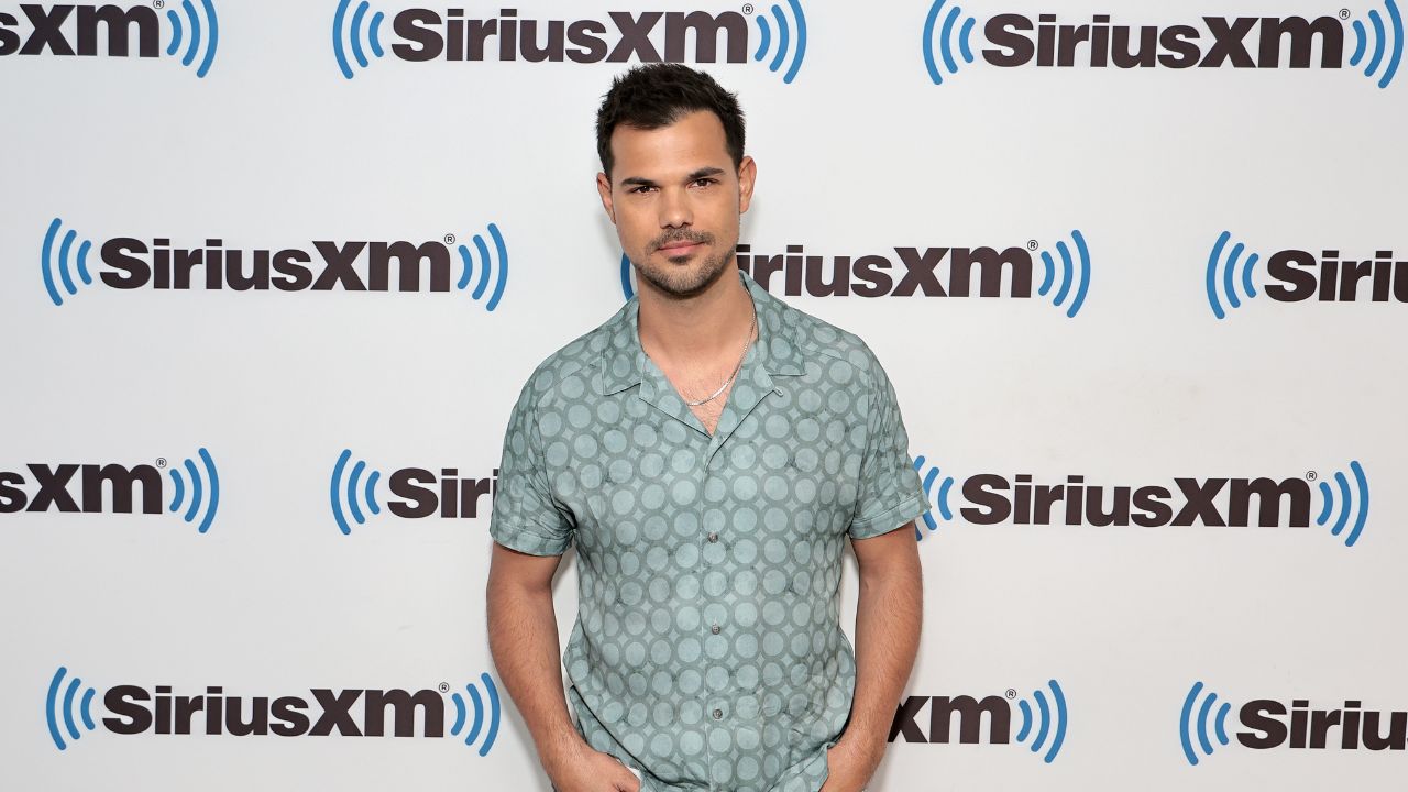 Taylor Lautner está “rezando por John Mayer” após o anúncio da regravação de Speak Now