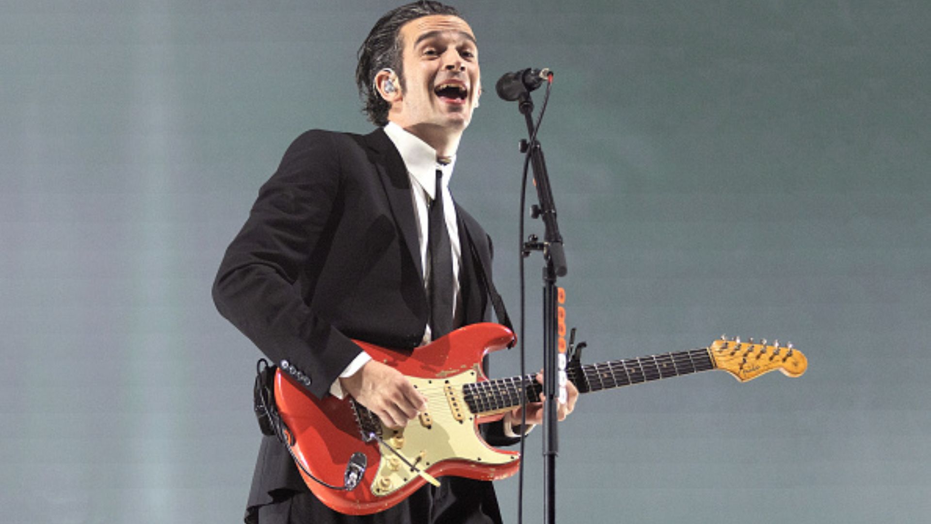 Vocalista do The 1975 choca fãs ao comer carne crua no palco