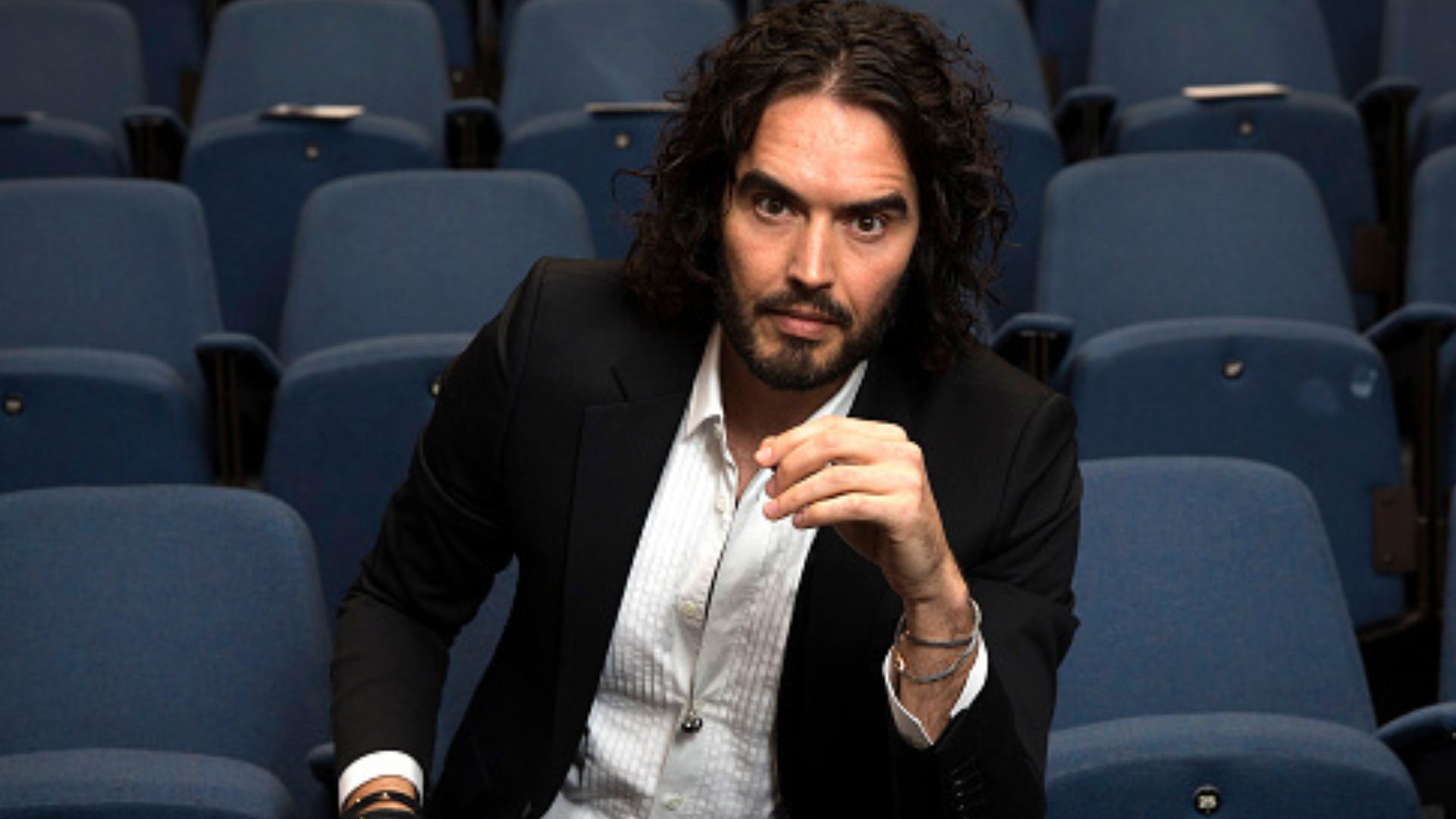 YouTube suspende monetização de canal de Russell Brand após acusações de abuso sexual