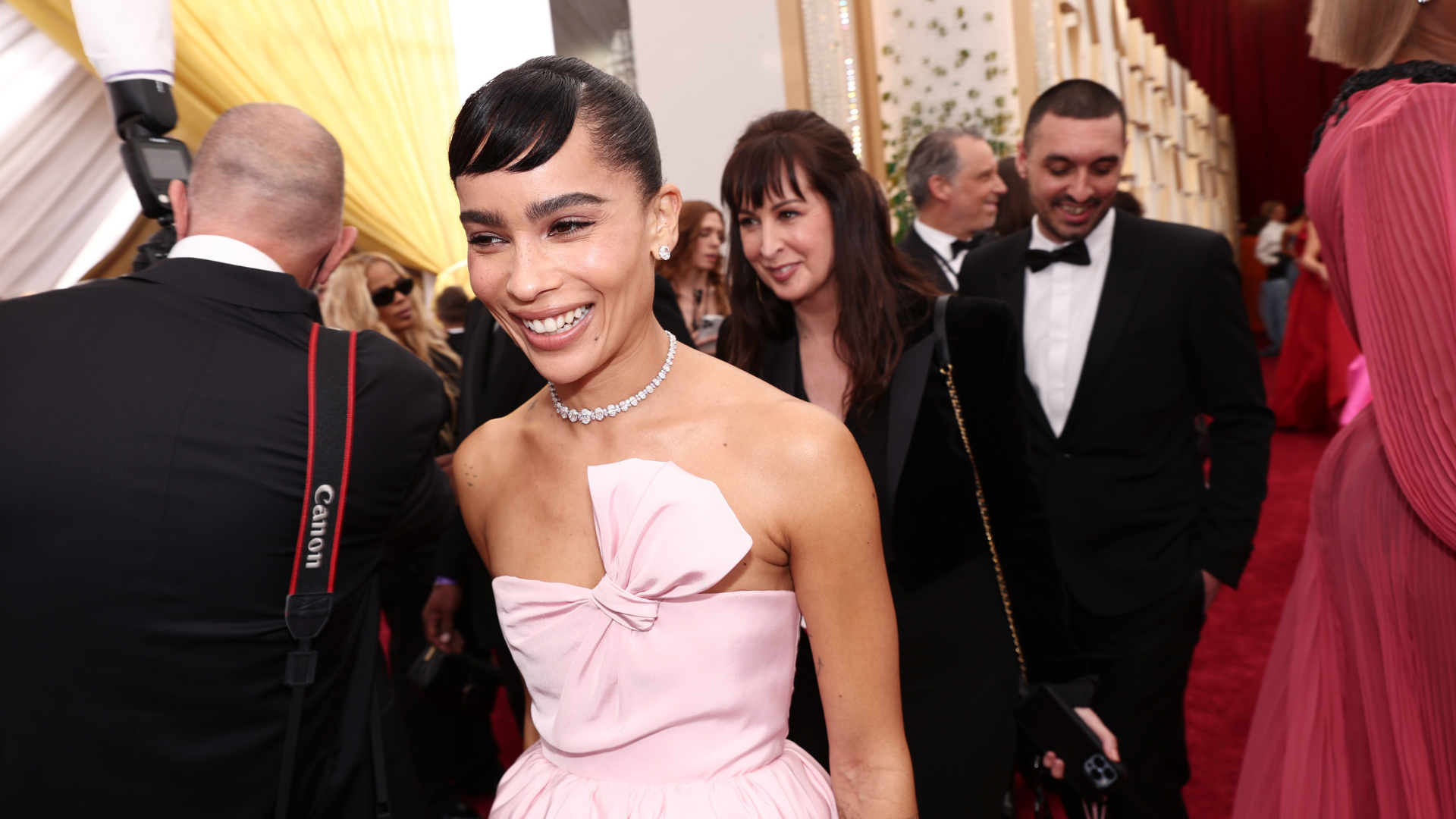 Zoë Kravitz cancelada ao se manifestar sobre tapa no Oscar; saiba o motivo!